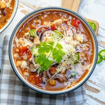 This easy turkey chili recipe uses lean groundturkey and a whole lotta beans! Make this in the slow cooker or Instant Pot