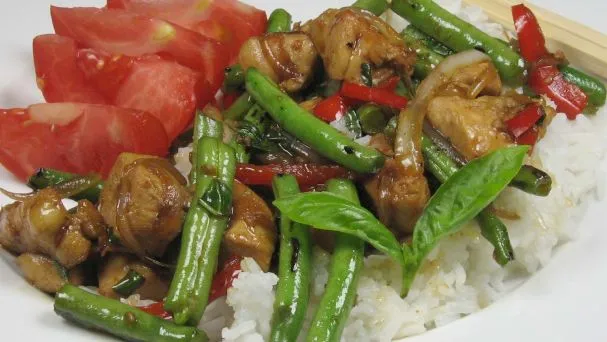 Authentic Thai Basil Chicken Recipe – Easy & Flavorful