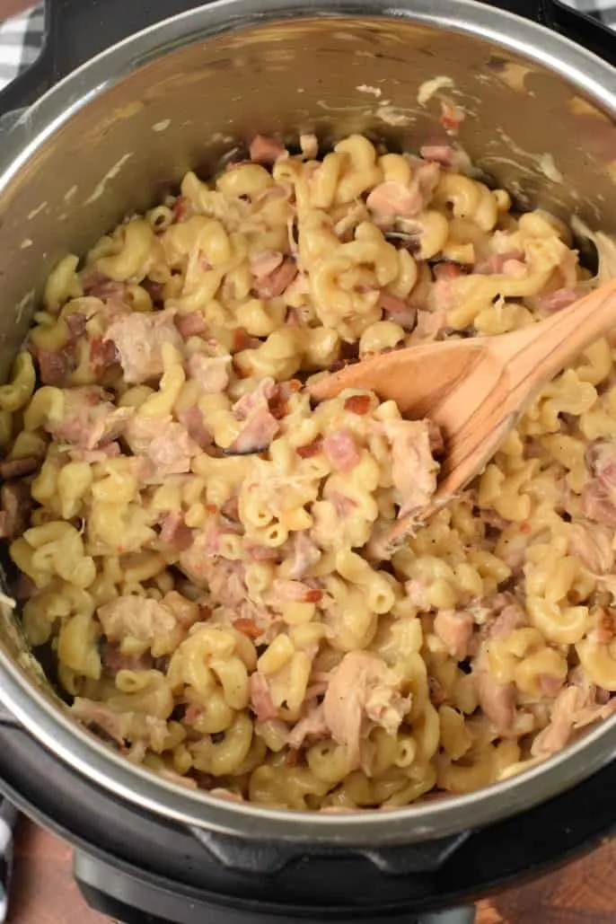 Creamy Ham and Noodle Casserole – Swiss-Inspired Comfort Food