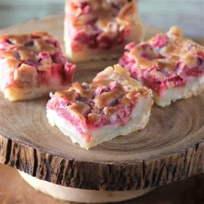 Delicious Strawberry Rhubarb Crumble Bars Recipe