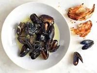 Easy 6 Ingredient Steamed Mussels