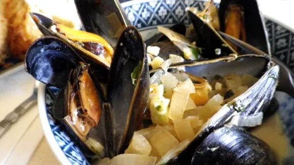 Easy 6 Ingredient Steamed Mussels