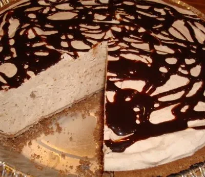 Easy Frozen Peanut Butter Chocolate Pie