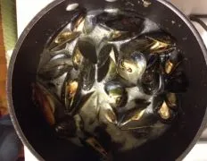 Easy Steamed Mussels in Creamy Tomato Sauce Aurore Recipe