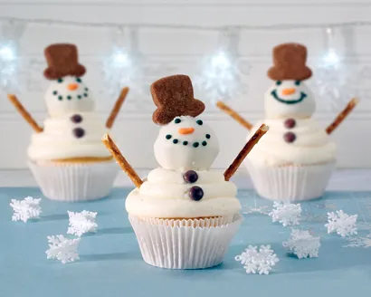 Festive Vanilla Snowman Cupcakes with Creamy Vanilla Frosting