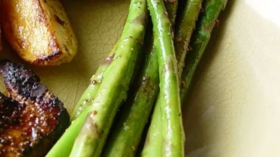 Grilled Asparagus with Thyme Marinade: A Perfect Side Dish