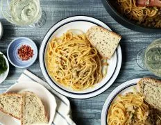 Old-Fashioned Linguine With White Clam Sauce