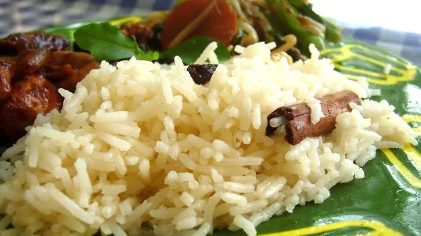 Saffron Rice With Cashews And Raisins