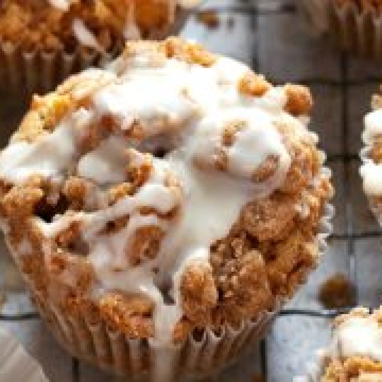 Apple Cinnamon Muffins With Crumble Topping