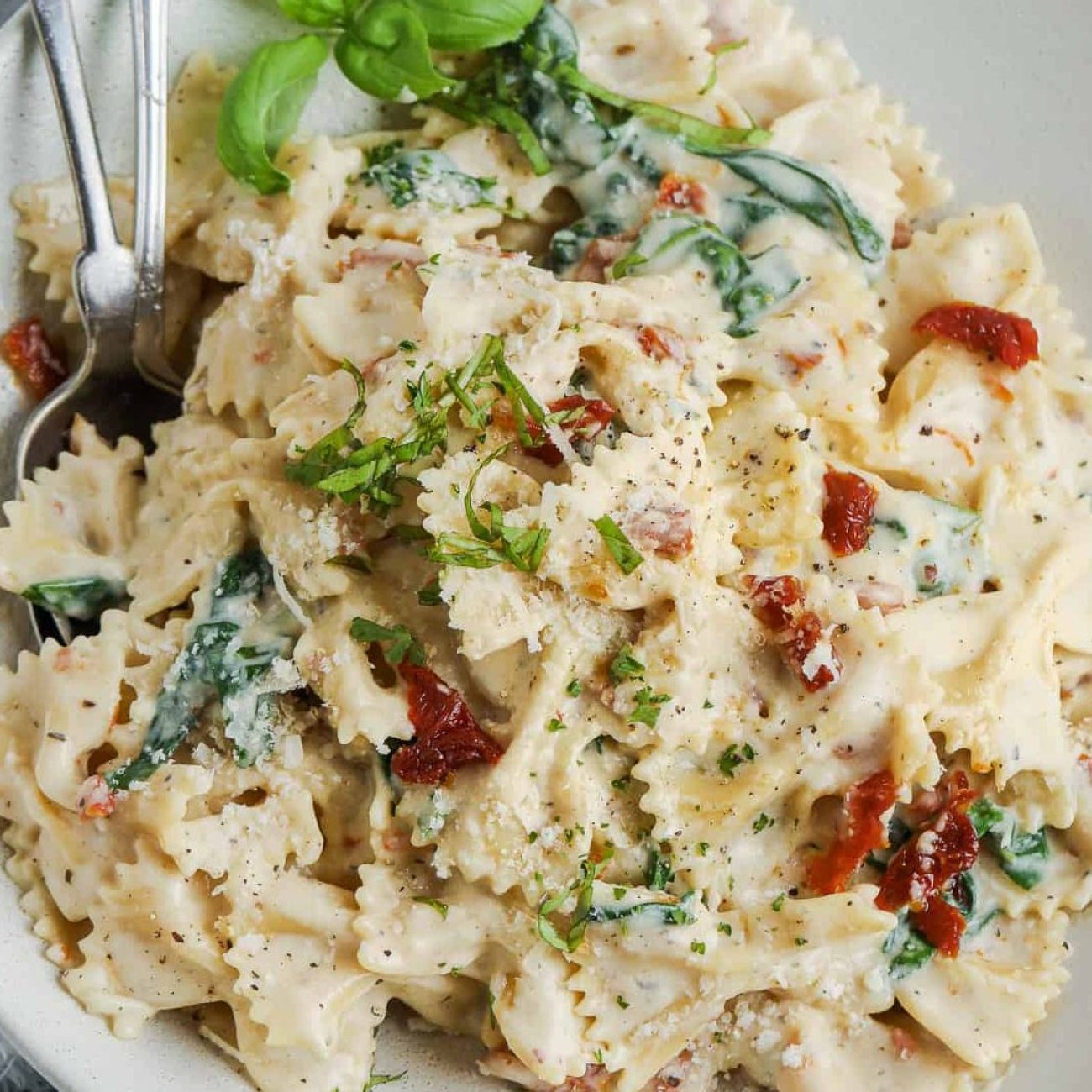 Bow Tie Pasta With Tomato-Basil Alfredo Sauce