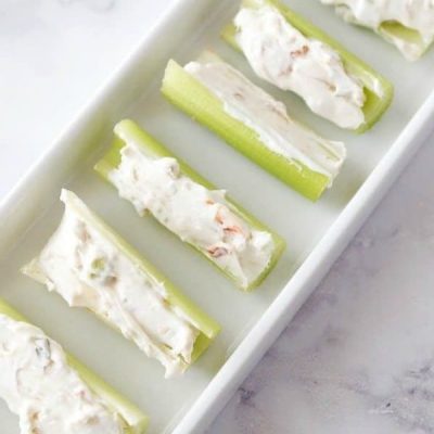 Crispy Celery Boats Filled with Savory Cream Cheese Delight