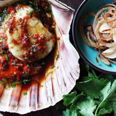 Ginger-Soy Steamed Scallops: A Flavorful Seafood Delight